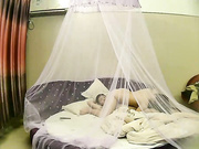 温馨房年轻情侣啪啪大战激情69式舔了半天经典体位玩一遍射完休息一下妹子主动上来吃J8女上位又干一炮淫叫给力