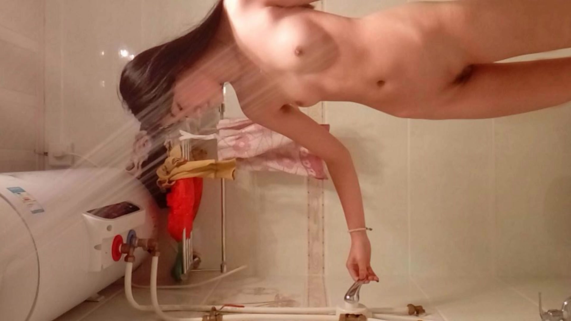 【全網首發】【浴室偷拍】出租房拍到兩個妹子洗澡更衣 真實不錯的顏值看得欲火焚身～原版高清