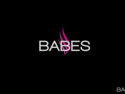 最新BABES精品大作90后中国姑娘调皮在大胡子叔叔额头上画个屌然后拍照被发现后抓到用大肉棒伺候挑战高难度动作