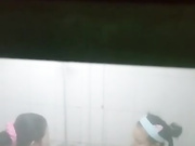 出租屋拍攝到的兩個合租房閨蜜衛生間裏洗澡更衣 貌似倆人還探討怎麽和自己另一半鴛鴦浴 國語720P高清