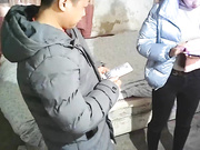 2020年某小区出租房离异漂亮美少妇从早忙到晚生意好的不得了100元快餐不同年龄段的嫖客挣钱不要命了