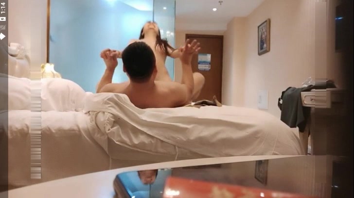 性格开朗活泼美术学院大学生美眉酒店援交想不到BB还挺粉嫩的自己把阴唇掰开很骚