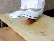 漂亮的护士姐姐为病人做特殊的治疗