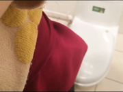 和女友漂亮閨蜜衛生間裏偷情私會 穿著開檔黑絲翹臀給操幹得直叫求饒 呻吟浪叫不斷 1080P高清無水印