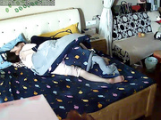 家庭網絡攝像頭破解拍攝到的小夫妻下午睡醒後來一炮 側入式正面打樁大聲叫床 場面淫蕩 720P高清