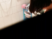 真实继续偷拍儿媳妇洗澡