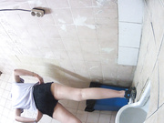 【精品推薦】某出租屋衛生間拍攝到的長腿美女尿尿 苗條身材雪白大屁股看得讓人欲火焚身 1080P原版高清