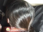 【全網推薦】【網爆門事件】二個學生在機場巴士車上饑渴女友俯身為男友口交 吃的津津有味 原版高清