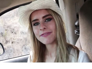 搭便车的金发碧眼女孩被抱起来在户外性交