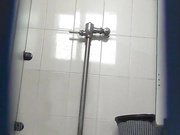 商场排队厕拍系列33 圆圆的眼镜妹子看起来真可爱