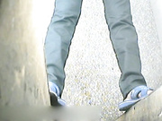 6月沟厕--拉完用报纸擦屁股后又来一个