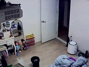 家庭网络摄像头破解监控偷拍饥渴少妇搞硬正在耍手机老公鸡巴过性生活