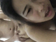 泡了个清纯漂亮的大二小美女,开始让她脱衣服还不好意思,干进去以后爽的大叫,操的她欲仙欲死,爽的让人受不了！