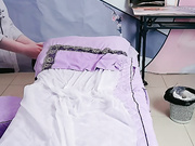 极品少女按摩被技师强操和男友打电话时被内射