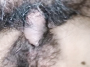 【真实夫妻】和朋友合租，每次艹逼老婆都不敢出声，逼毛茂密