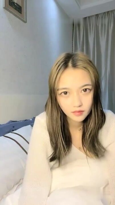 甜美邻家妹妹拿出跳蛋震动小穴震得太爽