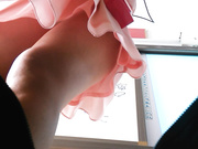 熊孩子课堂上近距离偷拍粉裙美女老师肉色内内,私处的阴毛都看到了