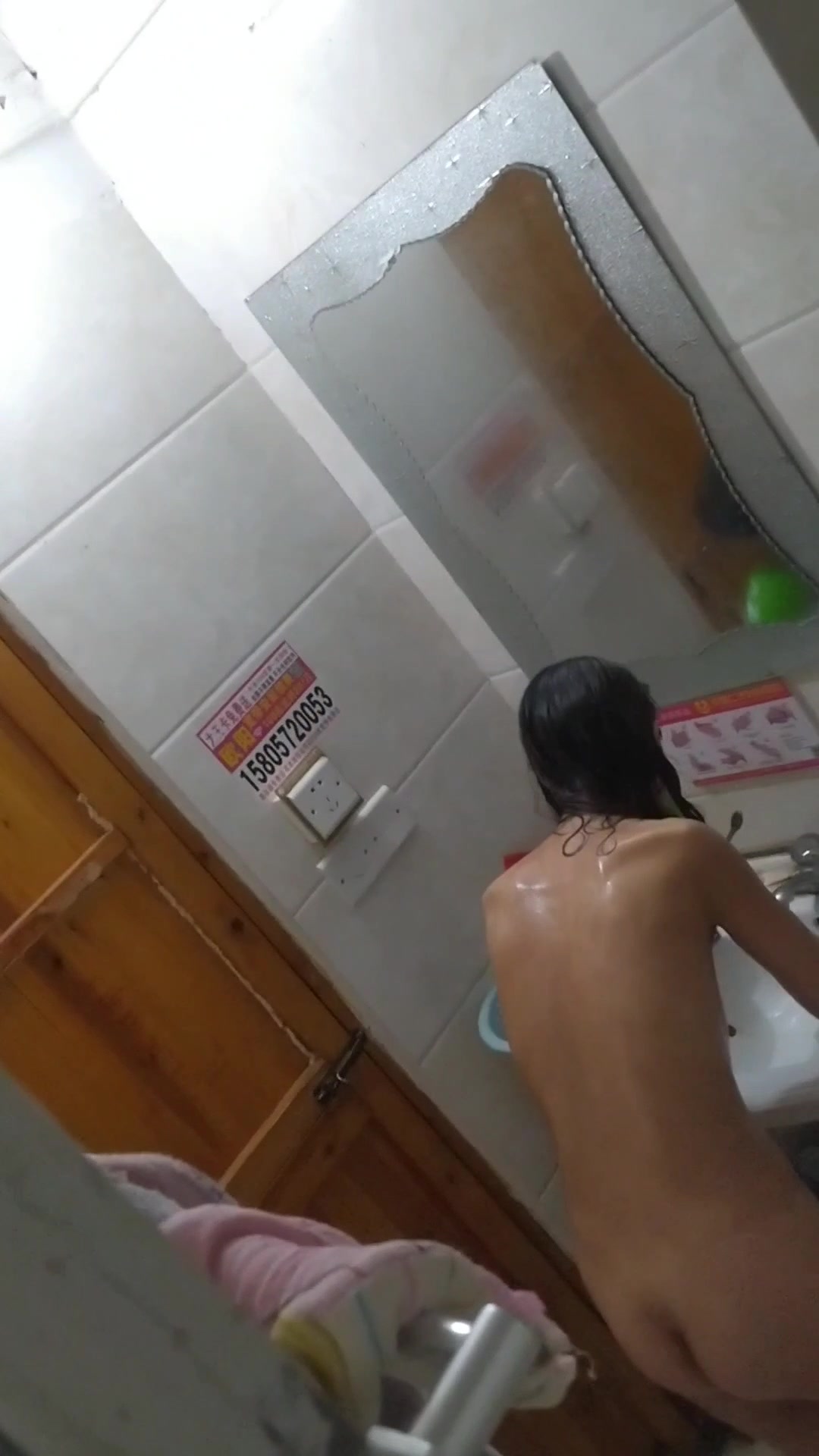 下班偷拍一只骚逼在洗澡，最后被发现了，真刺激
