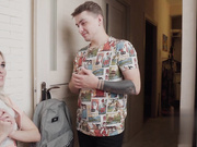 俄罗斯银发蓝眼睛美女和男友做爱前喝酒调情