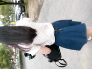 单位女厕偷拍新分配来的大学生美女同事干净的逼逼没有什么毛日起一定很爽