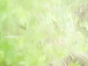 年纪不是很大的女主播和木讷男小树林打野战直播男的被蚊子叮了一腿包